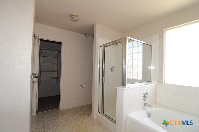 Building Photo - 2301 Eppinette Dr
