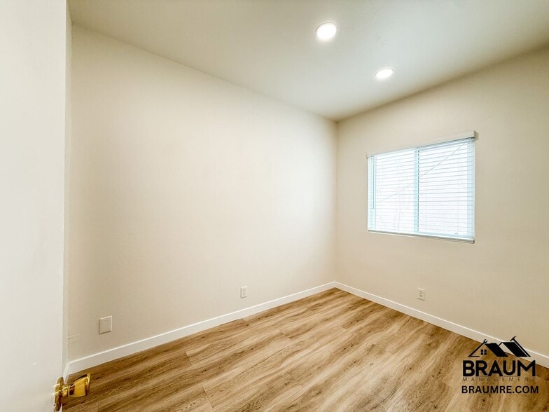 Building Photo - 11459 Collins St