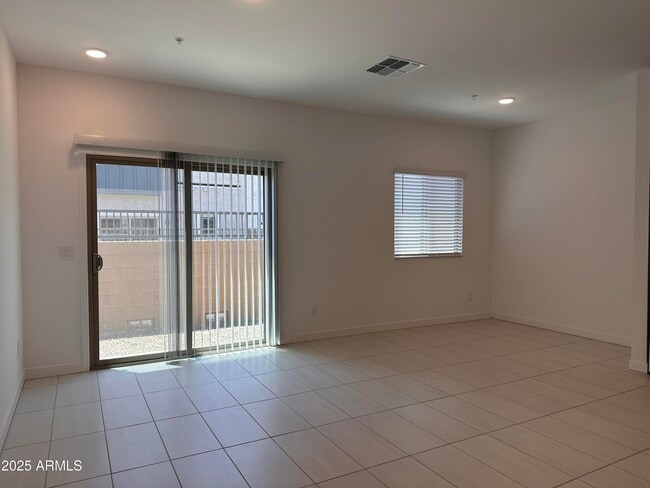 Building Photo - 2819 W Red Fox Rd