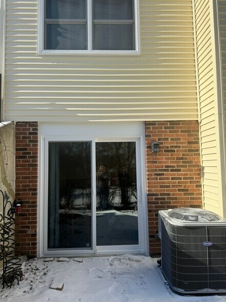 Building Photo - 7S485 Lynn Dr