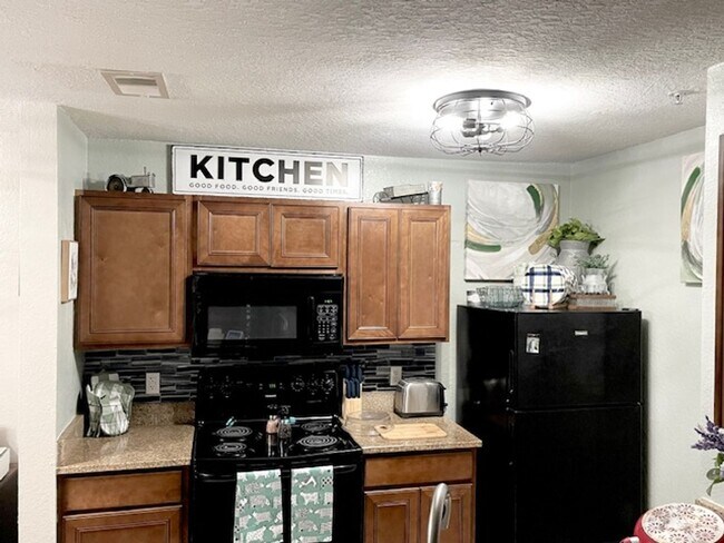 Building Photo - Furnished Resort Style Condo with Lake View