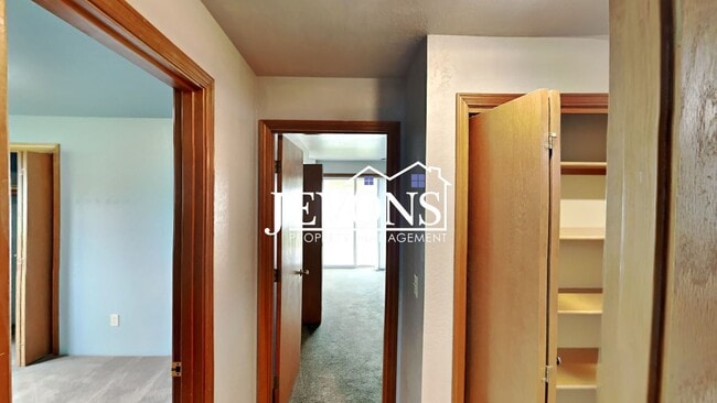 Building Photo - $500 Off First Month! Enjoy this 3-bedroom home featuring a fully equipped kitchen, a two-car att...