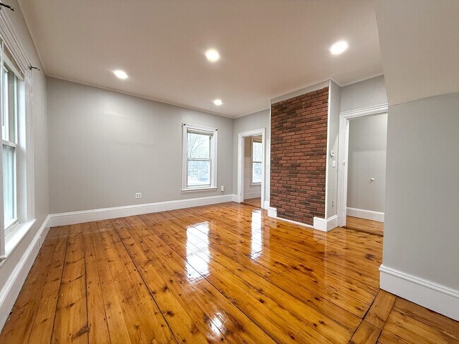 Building Photo - 173 Elm St