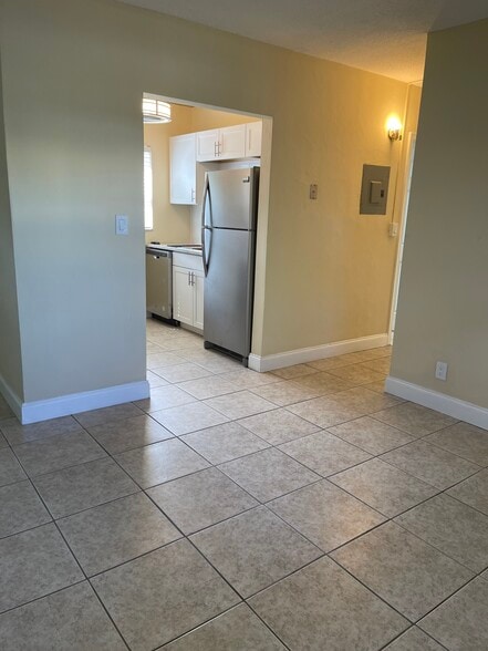 Looking into super bright kitchen - 300 SW 16th Ct