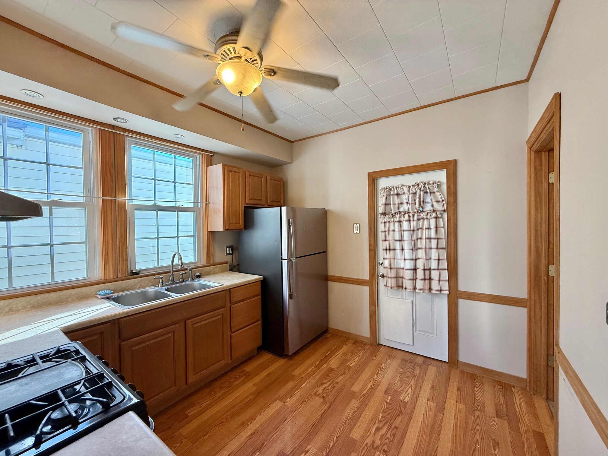 Building Photo - 216 Laurel Ave