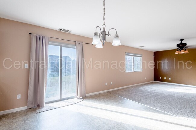 Building Photo - Large 4 Bedroom/2.5 Bath Home with a Large Loft - $2795 Per Month!