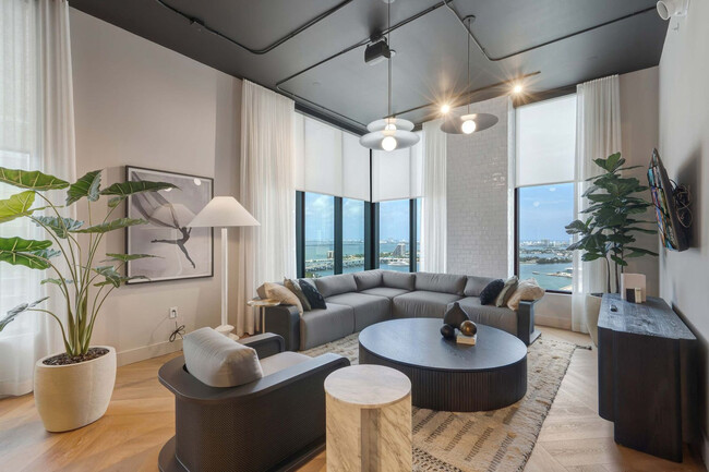 Building Photo - 121 NE 5th St