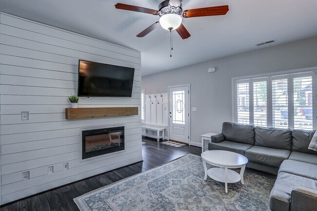Building Photo - 105 Ridgeline Ln