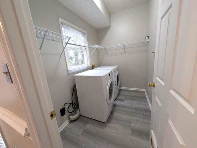 Building Photo - Beautiful 2 story, 4 bed, 2.5 bath Home Located in the Davis Lake Community!