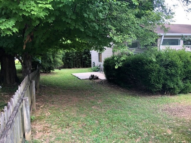 Building Photo - Very Nice 3 Bedroom Home in Hendersonville!