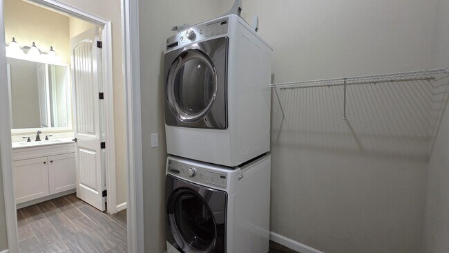 Building Photo - FOR RENT 4 BEDROOM 3 BATHROOM HOME