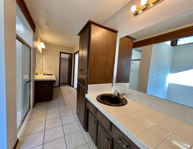 Building Photo - ?Cozy North OKC home with fireplace ?