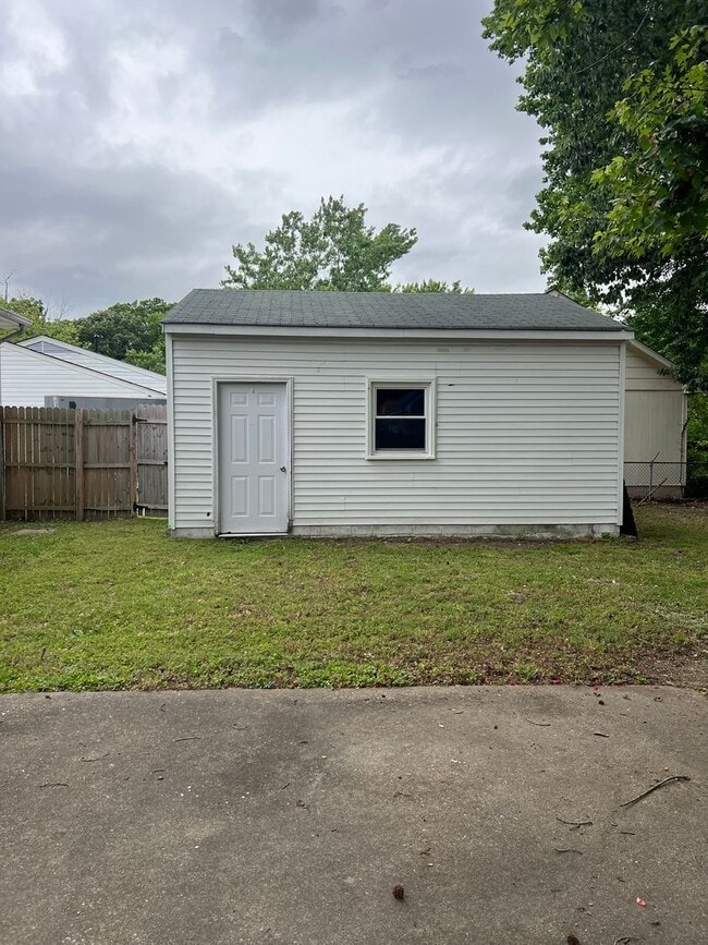 Building Photo - 223 Larissa Dr