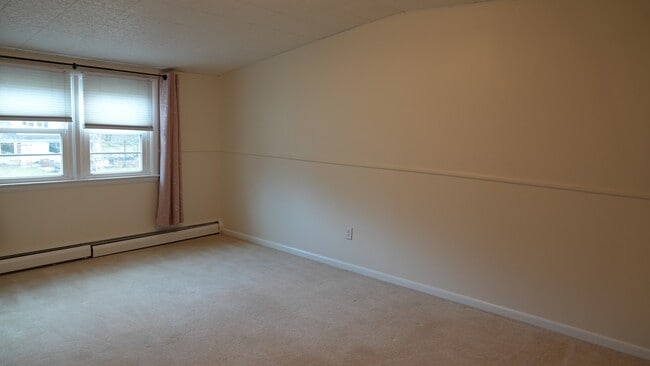 Building Photo - 593 Watford Ln