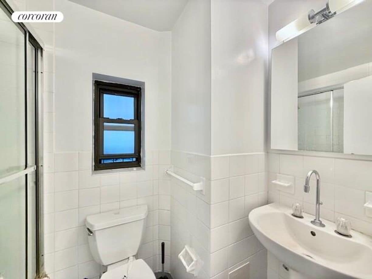 Building Photo - 339 E 57th St