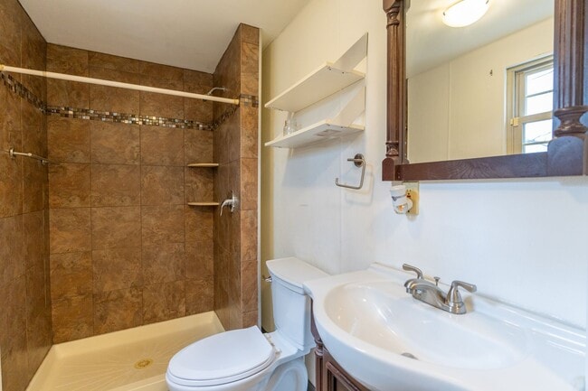 Building Photo - Charming 2 bedroom