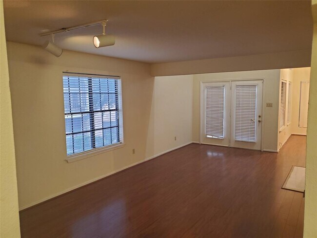 Building Photo - 2425 Holly Hall St
