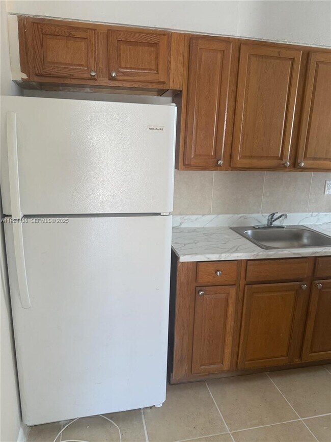 Building Photo - 621 SW 15th Ave