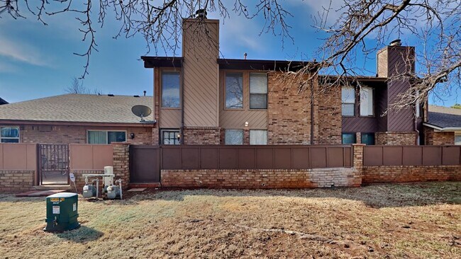 Building Photo - Spacious Townhouse 3 Bedroom 2 Bathroom with Bonus Room