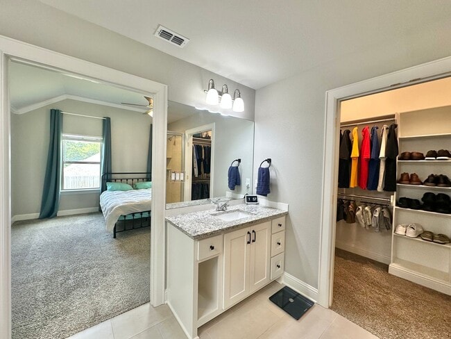 Building Photo - Available Now! Beautiful Home in Lindsey C...