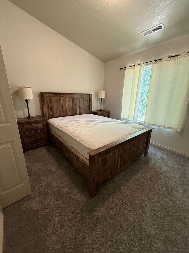 Building Photo - Partially Furnished 3 Bedroom Home with Co...