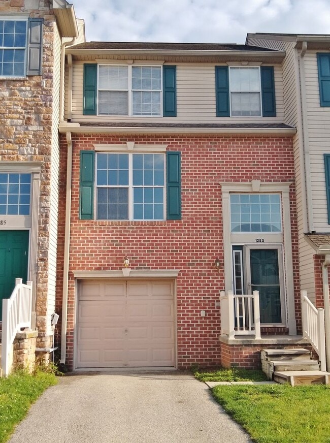 Building Photo - 3 Bed / 2 Bath Single Family Townhome