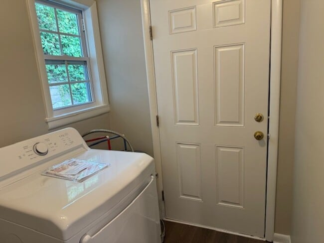 Building Photo - Newly Renovated Unit!