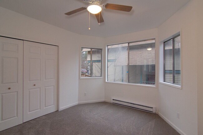 Building Photo - Updated 2 Bd 2 Ba 1050 sq/ft unit w/ laundry & off-street parking 1/2 Month Free Rent