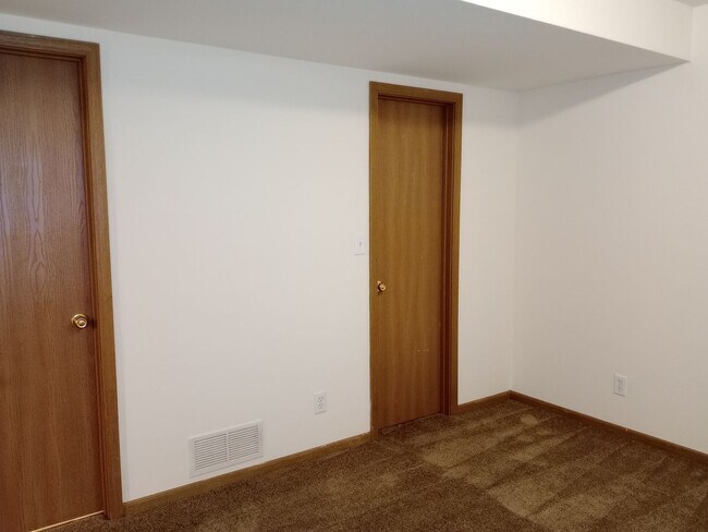 Building Photo - 406 E Liberty Ln