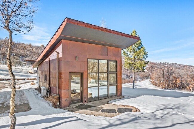 Building Photo - 2700 Juniper Hill Rd