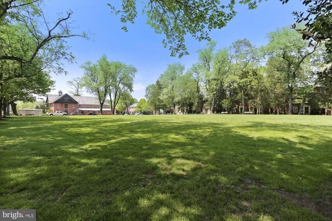 Building Photo - 539 Tschiffely Square Rd