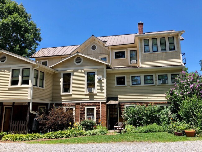 Building Photo - 147 E Chestnut St