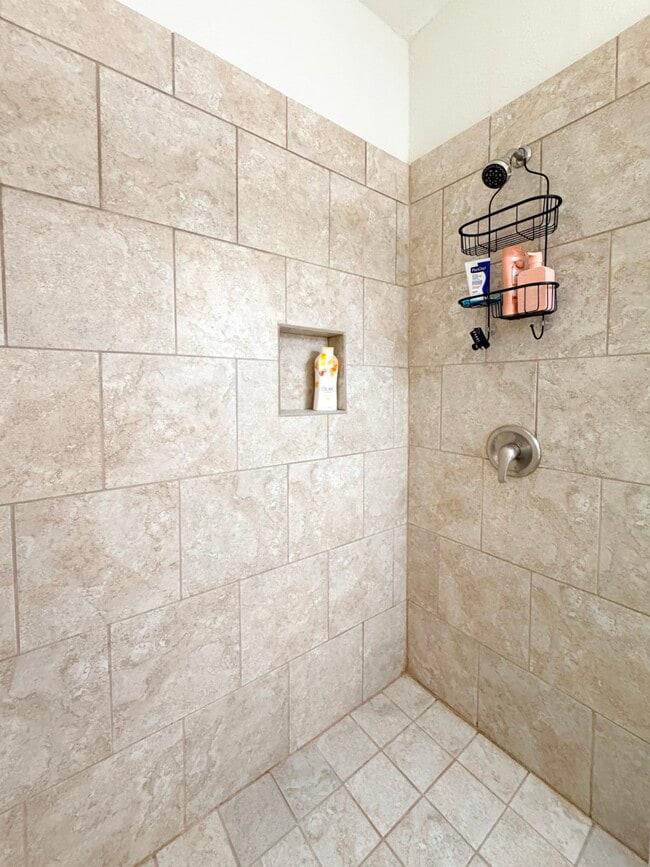 Building Photo - 2255 Braeswood Park Dr