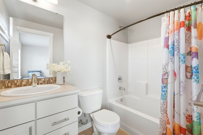 Building Photo - GORGEOUS Edmonds 2 Bedroom Primary Suites - Plus Flex Space
