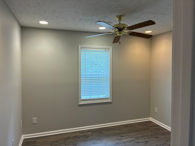 Building Photo - 9565 Sullivan Dr