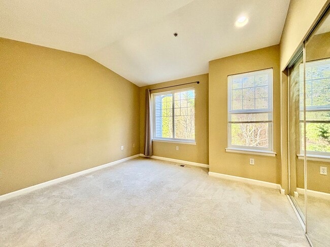 Building Photo - Beautiful 2bed townhome for rent in Bellevue