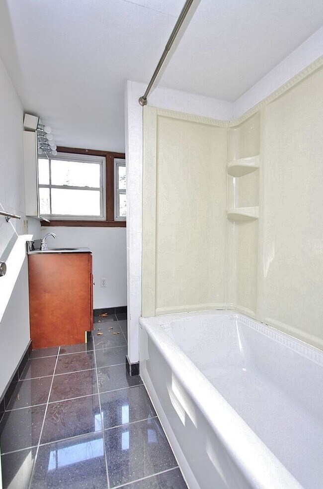 Building Photo - Large 4 bedroom, 2 bath home for rent in R...