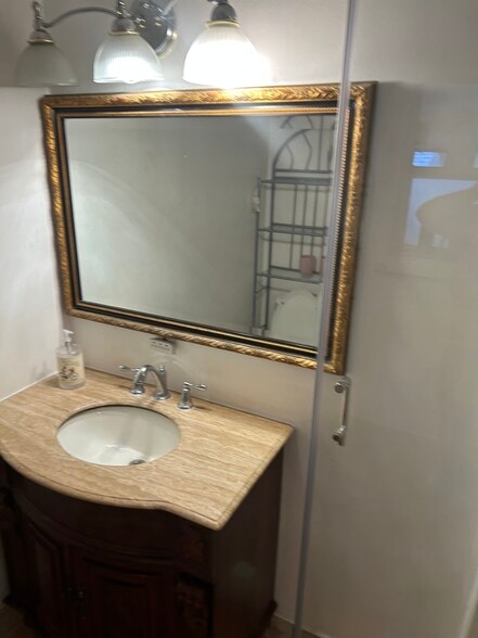 Private bathroom - 4751 Sunnyslope Ave