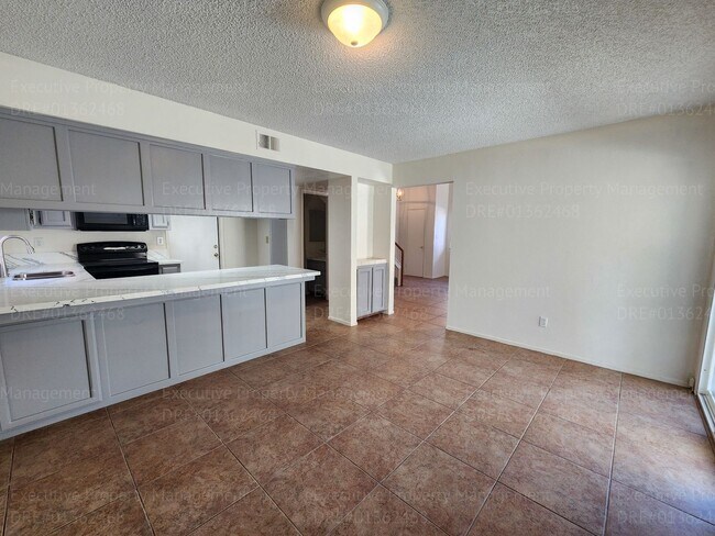 Building Photo - 3 bedroom/ 2.5 bathroom