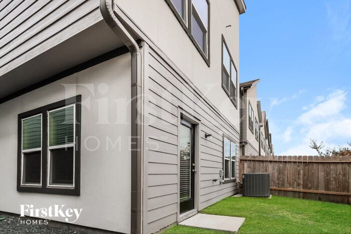 Building Photo - 18310 W Centro Cir