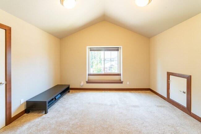 Building Photo - Large and Luxurious 2013 Built Home!