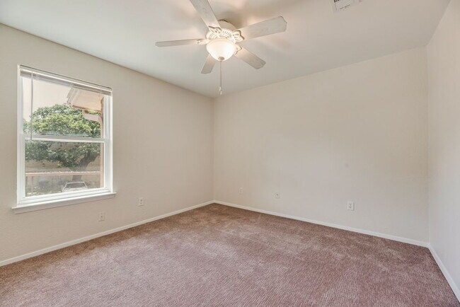 Building Photo - Completely Remodeled Triplex Unit 2 bed 1.5 just minutes from downtown Grapevine!