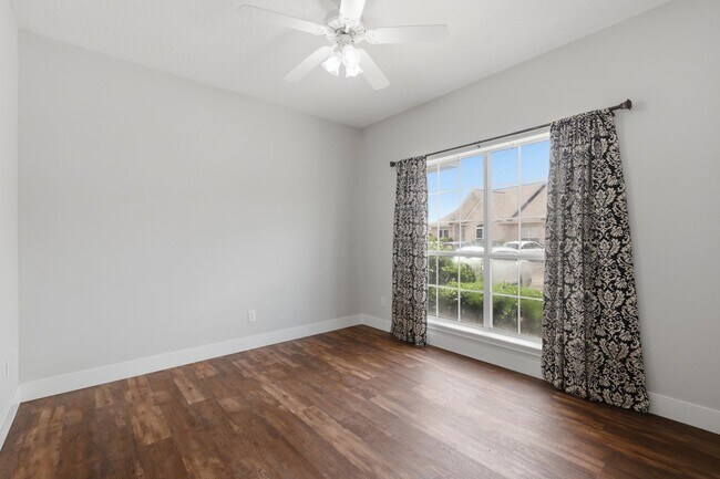 Building Photo - Remodeled 3 Bed Townhome
