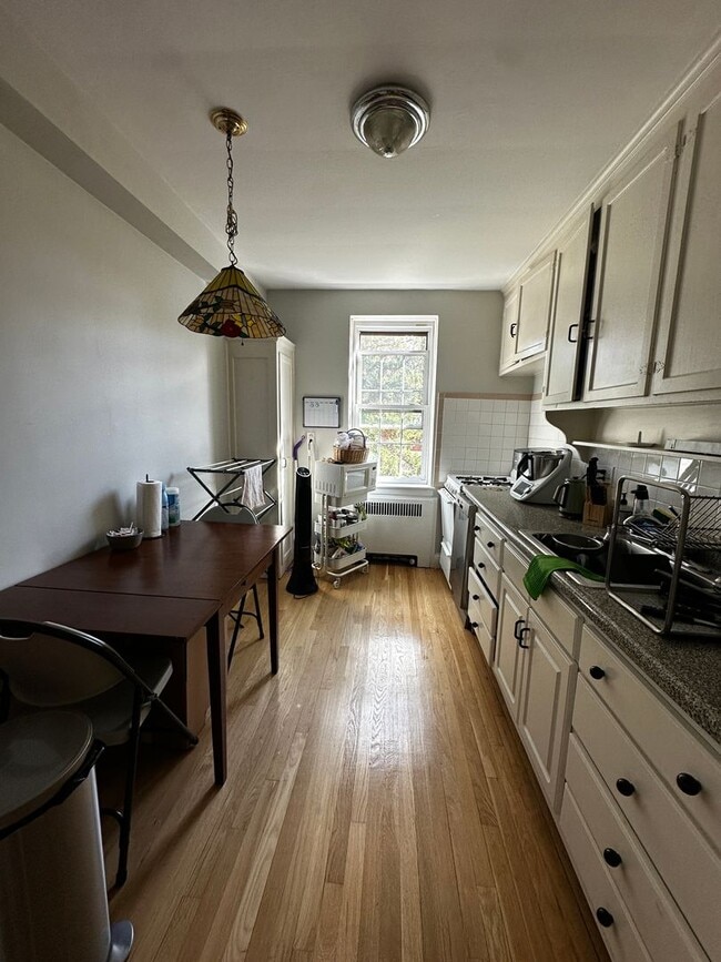 Building Photo - Bright & Spacious 1-Bedroom Top-Floor Apar...