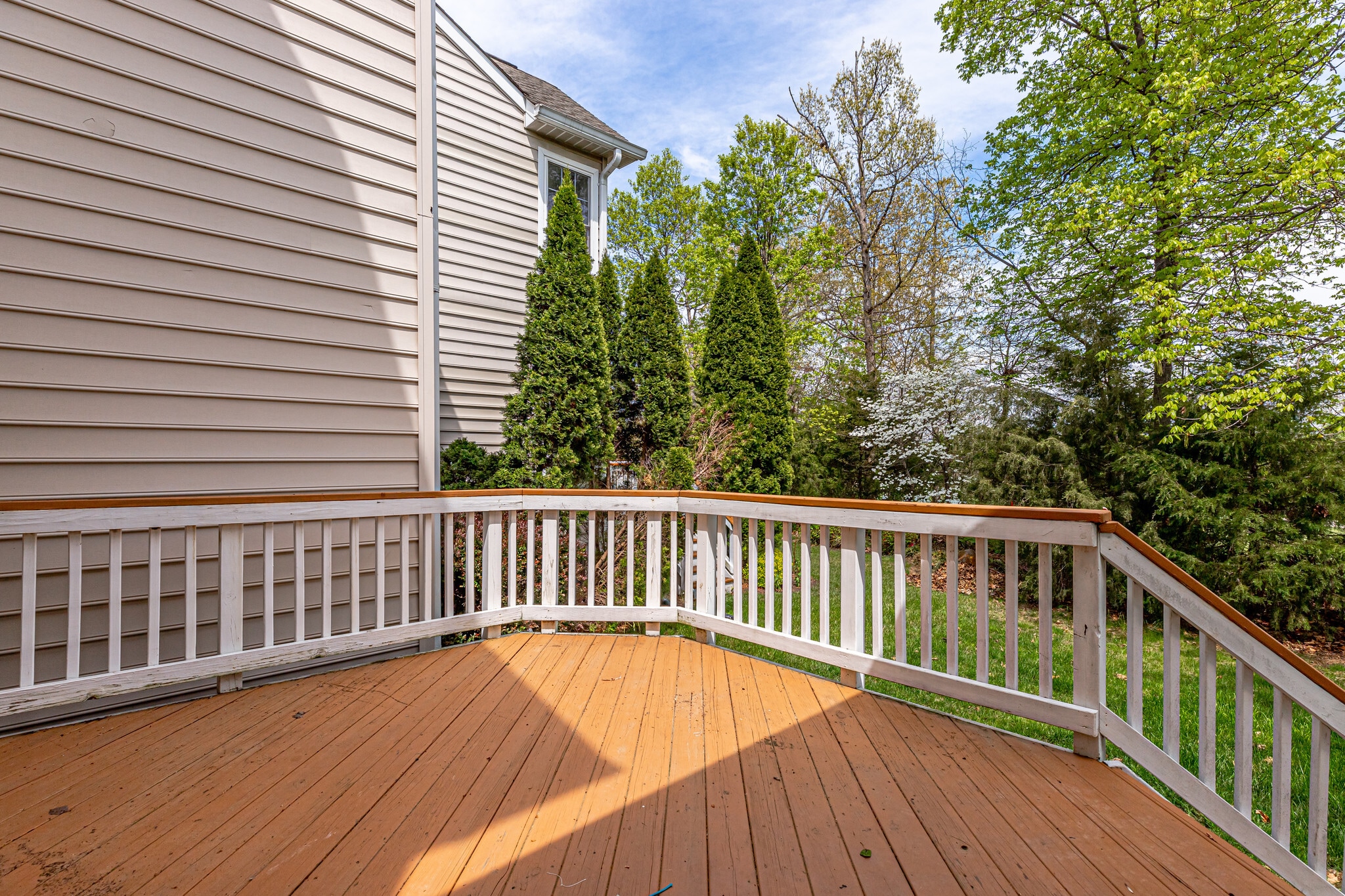 Deck w stairs to yard. Backs to the golf course. - 25634 Creek Run Ter