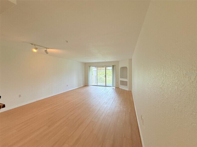 Building Photo - 13917 Fairway Island Dr