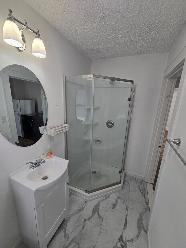 Building Photo - MOVE IN SPECIAL !! SPACIOUS 1/1 CONVENIENTLY LOCATED CLOSE TO DOWNTOWN ST. PETERSBURG