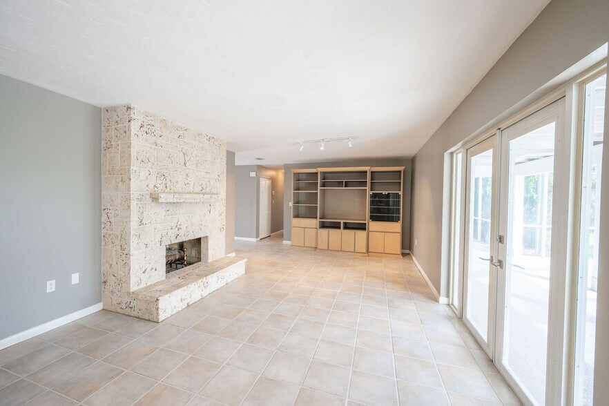 Building Photo - 6 Country Club Rd