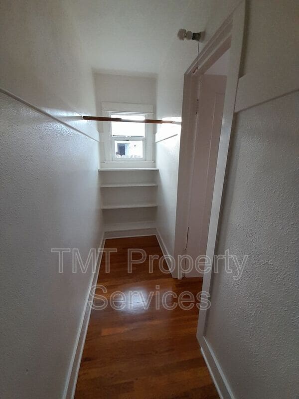 Building Photo - 619 E Cook St