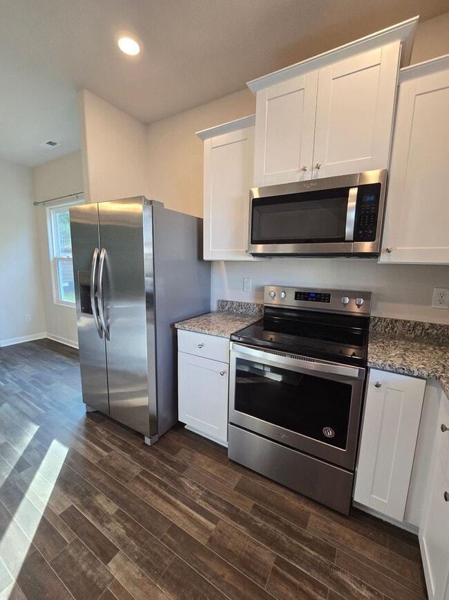 Building Photo - NEW LISTING!!!!!